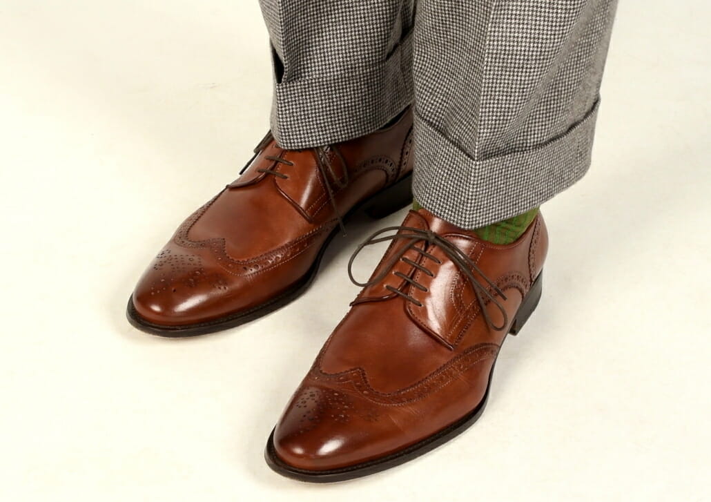 Brown calf leather full brogue Wingtips by Ace Marks paired with houndstooth suit and brown and green shadow stripe socks from Fort Belvedere giày da thật, giày da nam FTT leather