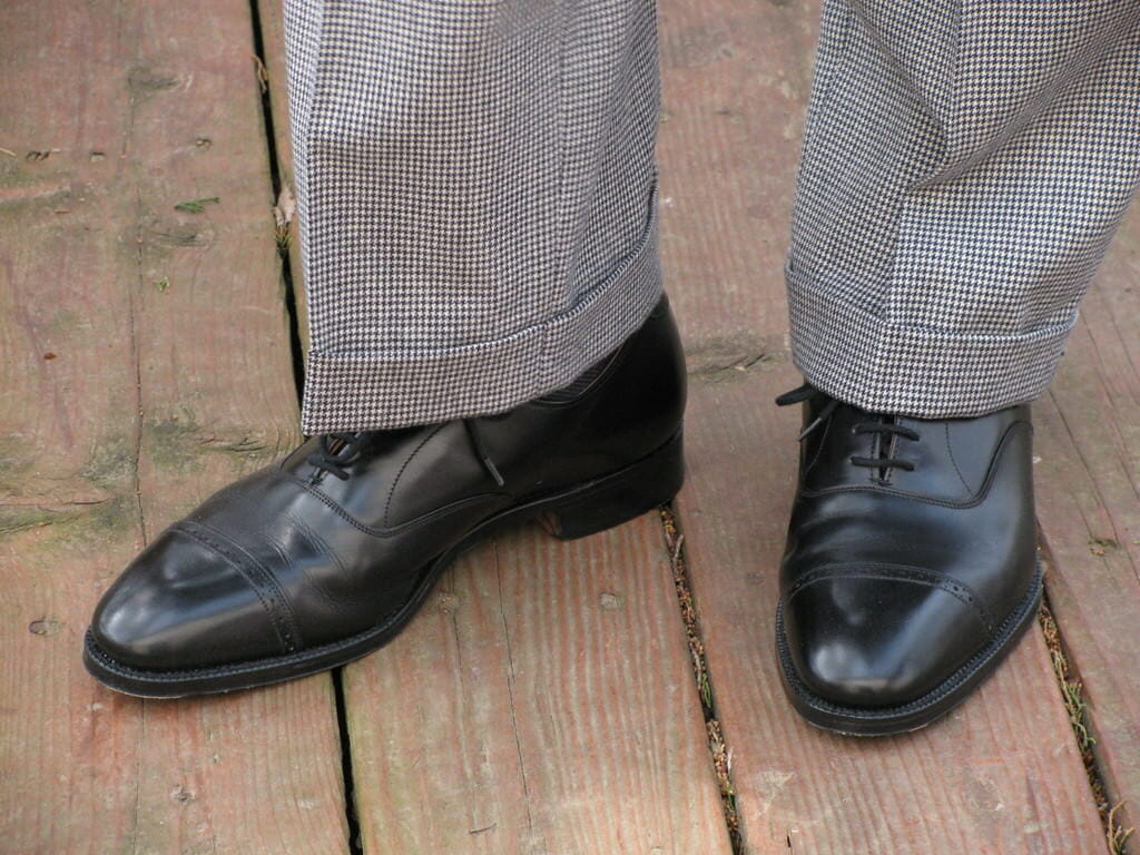 Houndstooth trousers with cuffs which is a bit informal for a stroller with quarter brogue oxfords in black giày da thật, giày da nam FTT leather